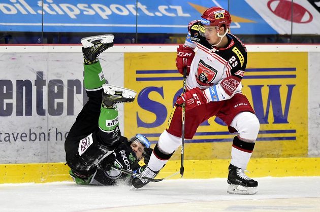 Tvrdé přistání Martina Látala z Mladé Boleslavi v duelu s Hradcem Králové. Vpravo Michal Dragoun.