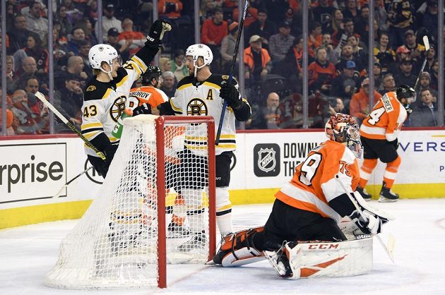 Útočník Bostonu Bruins David Krejčí (vlevo) slaví poté, co se v NHL trefil do sítě Philadelphie.