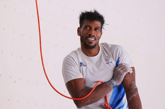 Francouzský lezec Bassa Mawem si v kvalifikaci natrhl biceps a bude mimo šest měsíců