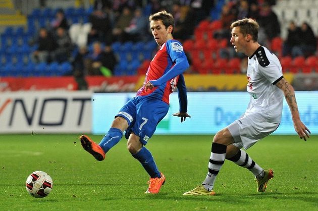 Plzeňský záložník Tomáš Hořava a Petr Mareš z Hradce Králové během odvety osmifinále Poháru FAČR.