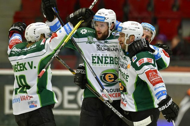 Karlovarští hráči se radují z prvního gólu. Zleva Vojtěch Tomeček, Michal Vachovec, Vladimír Sičák a Martin Rohan.