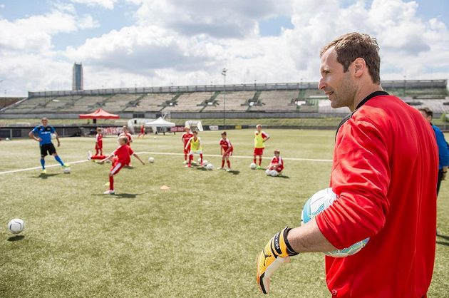 Brankář Petr Čech během tradiční fotbalové školy Petra Čecha na pražském Strahově.