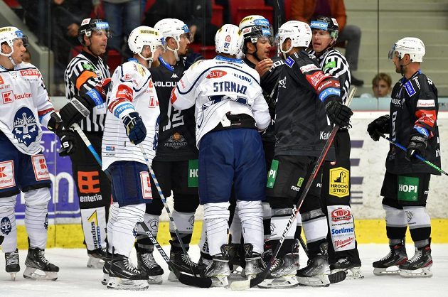 Potyčka v závěru první třetiny extraligového duelu mezi Karlovými Vary a Kladnem.