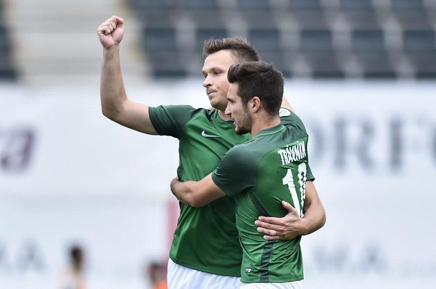 Jablonečtí fotbalisté (zleva) Stanislav Tecl a Michal Trávník se radují z branky proti Jihlavě.