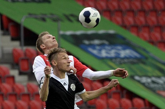 Milan Škoda ze Slavie (vzadu) a Pavel Novák z Dynama ve vzdušném souboji v utkání 26. kola Synot ligy.