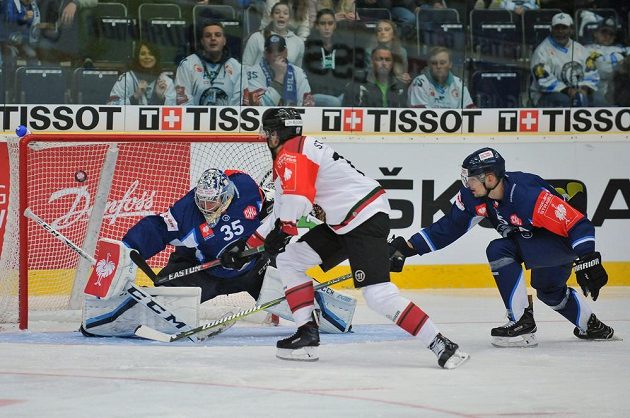 Útočník Frölundy Sebastian Stalberg překonává Romana Willa v brance Liberce v osmifinále Ligy mistrů. Vpravo obránce Ladislav Šmíd zasahuje, ale bylo již pozdě.