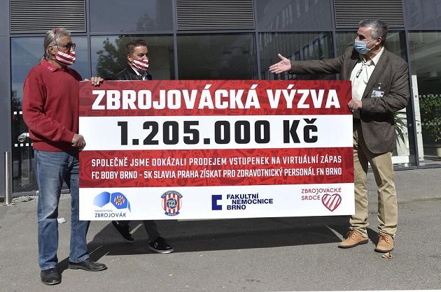 Předseda představenstva Zbrojovky Brno Václav Bartoněk (vlevo) a bývalý fotbalista Petr Švancara (uprostřed) předali řediteli Fakultní nemocnice Brno Jaroslavu Štěrbovi (vpravo) na boj s pandemií šek na více než milion korun.