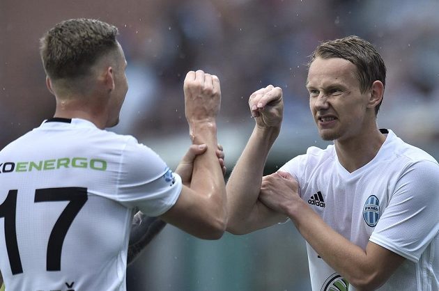 Jan Chramosta (vpravo) a Petr Mareš se radují z úvodního gólu utkání se Shamrockem.