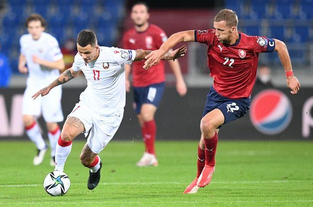 Český fotbalový reprezentant Tomáš Souček bojuje o míč v utkání kvalifikace MS proti Bělorusku.