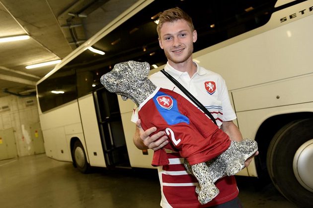 Kapitán české reprezentace U21 Jakub Brabec a maskot týmu pes Brita před utkáním EURO 2015 hráčů do 21 let, ČR - Německo, hrané dne 23. června 2015 na stadionu Eden v Praze.