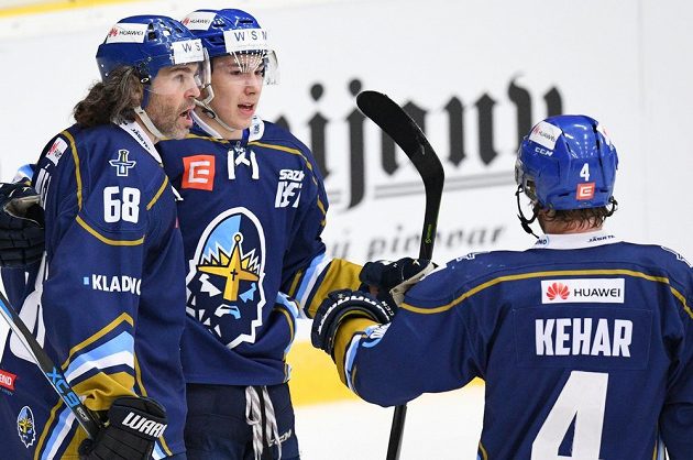 Jaromír Jágr gratuluje kladenskému spoluhráči Adamu Kubíkovi k prvnímu gólu proti Benátkám nad Jizerou.
