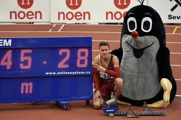 Běžec Pavel Maslák při halovém MČR ve Stromovce zaběhl na čtyřstovce letošní světové maximum 45,27 s. Z původního času na světelném panelu totiž nakonec rozhodčí ještě setinu ubrali.