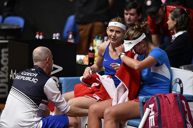 Lucie Šafářová, jež se loučí s kariérou, a Barbora Krejčíková (vpravo) nastoupily proti Kanaďankám Gabriele Dabrowské a Sharon Fichmanové