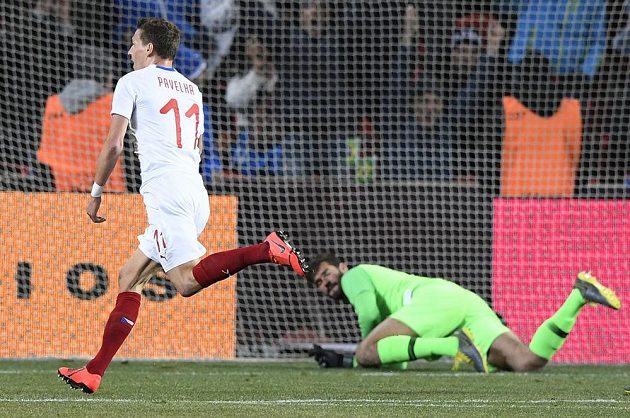 David Pavelka se raduje ze vstřeleného gólu, přihlíží brankář Brazílie Alisson Becker.