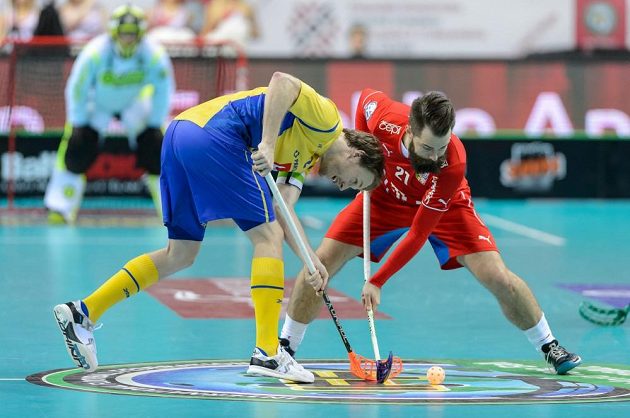 Martin Koutný (vpravo) na buly proti Johanovi Samuelssonovi.