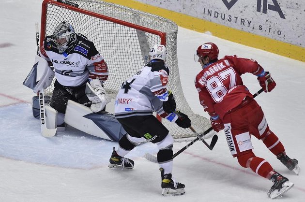 Zleva brankář Karlových Varů Filip Novotný, Vít Jiskra z Karlových Varů a Michal Kovařčík z Třince.