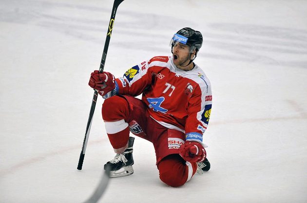Olomoucký útočník Adam Zeman se raduje z gólu proti Zlínu v dohrávce 7. kola Tipsport extraligy.