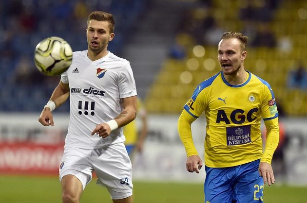 Jakub Hora z Teplic (vpravo) a Arťom Mešaninov z Baníku Ostrava v akci během utkání nejvyšší fotbalové soutěže.