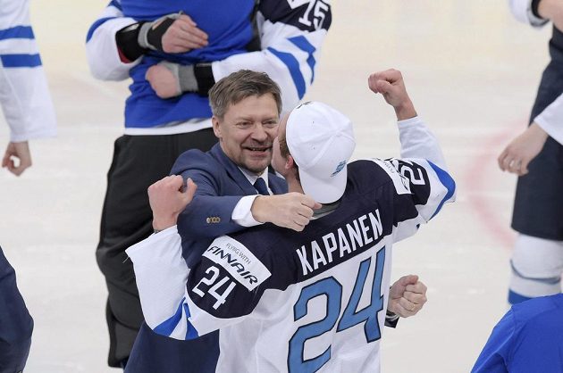 Kasperi Kapanen jásá s finským koučem Jukkou Jalonenenm po výhře ve finále MS 20.