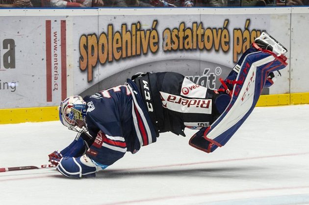 Brankář Vítkovic Patrik Bartošák se raduje po vítězném utkání v Pardubicích.