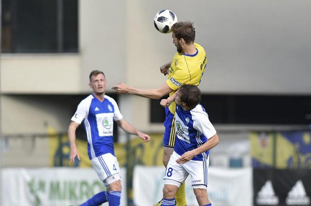 Tomáš Poznar ze Zlína (nahoře) a Jakub Fulnek z Boleslavi (vpravo) v akci během nadstavby fotbalové ligy v utkání finále skupiny o Evropu.