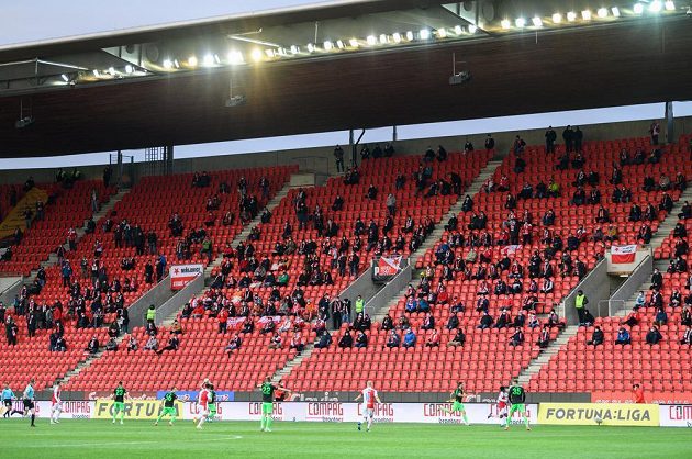 Ligový fotbal poprvé od podzimu s omezeným počtem fanoušků během utkání 30. kola Fortuna ligy, Slavia Praha - Viktoria Plzeň.