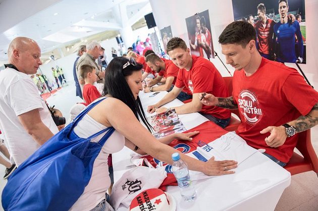 Fanoušci Slavie si přišli pro podpisy svých idolů, nových českých fotbalových mistrů. Jiří Bílek (vpředu) a Milan Škoda během autogramiády.