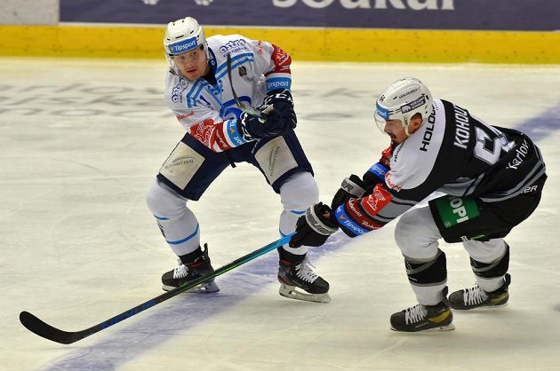 Zleva Matěj Stříteský z Plzně, Martin Kohout z Karlových Varů během utkání hokejové extraligy.