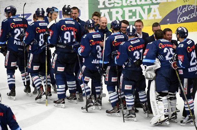 Liberečtí hráči se radují z vítězství a postupu do finále extraligy. Tam se utkají s Kometou Brno.