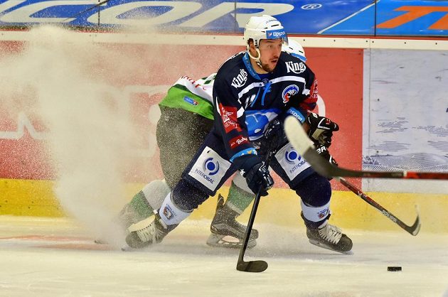 Zleva Roman Vlach z Karlových Varů, Jan Kovář z Plzně v souboji během západočeského derby.