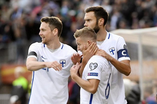 Alexander Ring (6) oslavuje se spoluhráči svůj gól proti Islandu, díky kterému fotbalisté Finska nečekaně zvítězili 1:0.