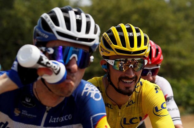 Francouzský cyklista Julian Alaphilippe, jezdec týmu Deceuninck-Quick Step, i po šestnácté etapě drží žlutý dres vedoucího závodníka Tour de France.