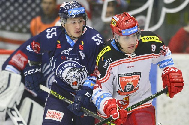 Zleva Martin Ševc z Liberce a Bedřich Köhler z Hradce v utkání 35. extraligového kola.