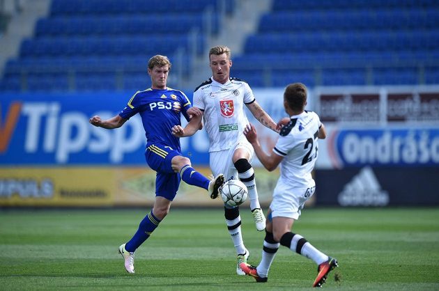 Petr Hronek z Jihlavy (vlevo) bojuje s hradeckými Petrem Marešem (uprostřed) a Danielem Trubačem o balón.