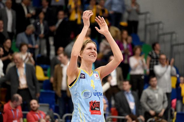 Basketbalistka USK Praha Jana Veselá slaví s fanoušky vítězství nad Fenerbahce a postup do finále.
