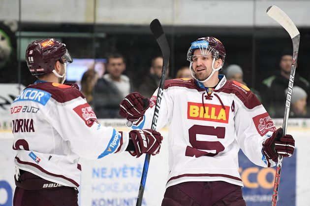 Hokejisté Sparty Andrej Kudrna (vlevo) a Petr Kumstát se radují z gólu proti Mladé Boleslavi.