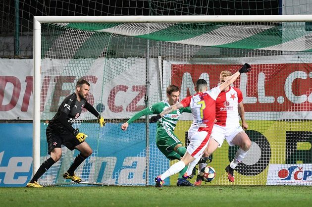 Klíčový moment vršovického fotbalového derby. Slavia inkasuje gól z nohy Vodháněla.