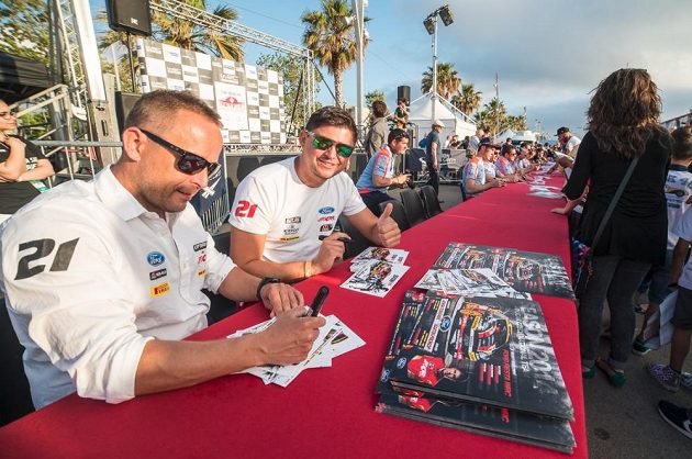 Martin Prokop a navigátor Jan Tománek (vlevo) během autogramiády při mistrovství světa.