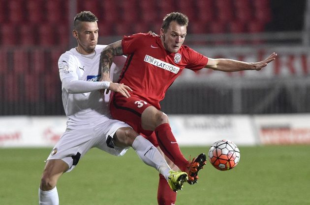 Plzeňský obránce Lukáš Hejda (vlevo) a útočník Zbrojovky Jakub Řezníček v odvetném utkání osmifinále MOL Cupu.