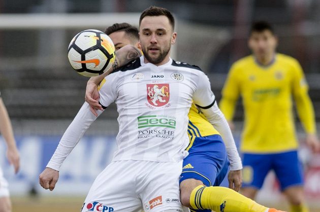 Ladislav Martan z Hradce Králové (v popředí) a Daniel Holzer ze Zlína ve čtvrtfinále MOL Cupu.