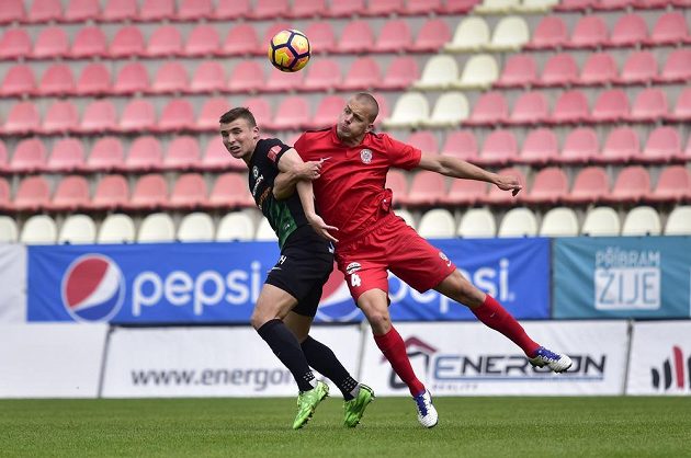 Zdeněk Linhart z Příbrami v souboji s Petrem Pavlíkem z Brna v utkání 28. kola první ligy.