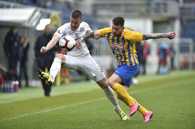 Jan Juroška ze Slovácka a Petr Zapalač z Opavy v souboji během utkání první ligy.