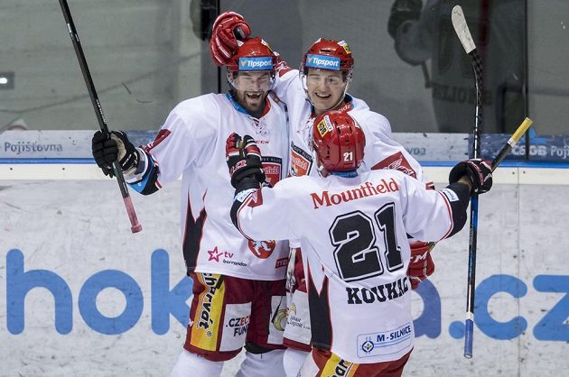 Hradečtí útočníci (zleva) Radek Smoleňák, Rudolf Červený a Petr Koukal se radují z gólu v derby proti Pardubicím.