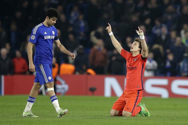 Radost i zklamání - obránce PSG David Luiz (vpravo) slaví postup svého celku, zatímco útočník Chelsea Diego Costa jen těžko rozdýchává vyřazení.