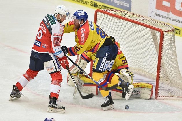 Michal Bárta z Pardubic, Jakub Suchánek z Českých Budějovic a českobudějovický gólman Petr Kváča během utkání 11. kola baráže o hokejovou extraligu.
