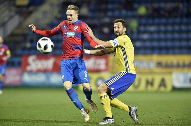 Zleva Roman Procházka z Plzně a Petr Jiráček ze Zlína v utkání 18. kola první ligy.