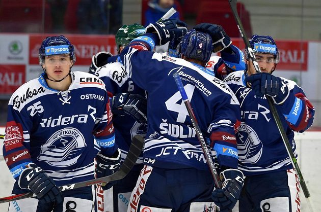 Vítkovičtí hráči se radují z gólu na ledě Karlových Varů.
