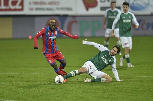 Joel Kayamba z Plzně (vlevo) a Vojtěch Kubista z Jablonce v utkání 11. kola první fotbalové ligy.