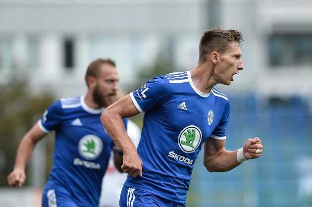 Vpravo Milan Škoda z Boleslavi, autor první branky Mladé Boleslavi. V pozadí vlevo se raduje jeho spoluhráč Jiří Skalák.