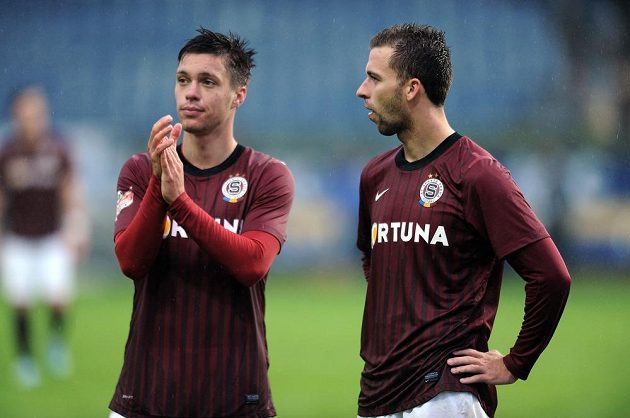 Hráči Sparty Praha Václav Kadlec (vlevo) a Josef Hušbauer děkují fanouškům po výhře nad Teplicemi.